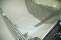 Fabrication du fromage - Remplissage des cuves de lait frais (début)